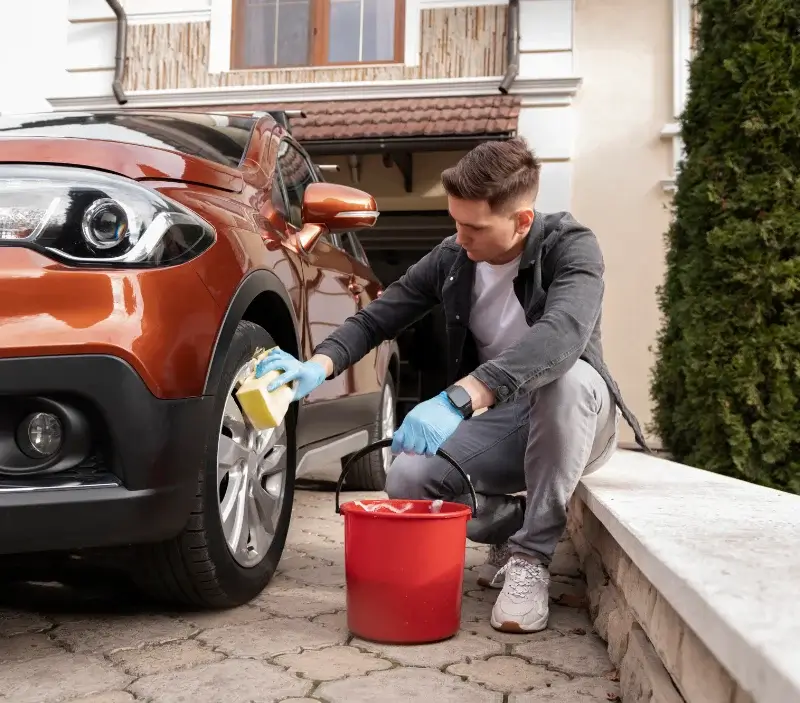 Lavage auto à domicile Le Buisson : professionnel intervenant sur un véhicule